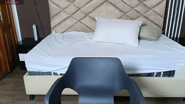 Laracooper  online show from 28, 11, 2025