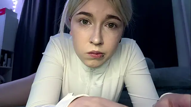 Snapshot of SexBIonde chatting on 14, 11, 2025 SexBIonde online show from 14, 11, 2025