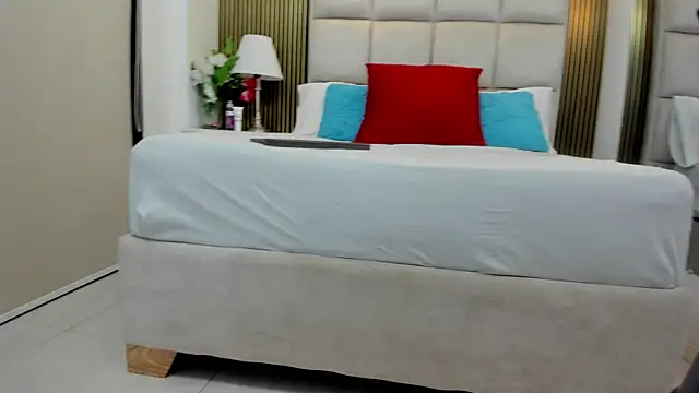 Snapshot of Katia_Young chatting on 16, 11, 2025 Katia Young online show from 16, 11, 2025