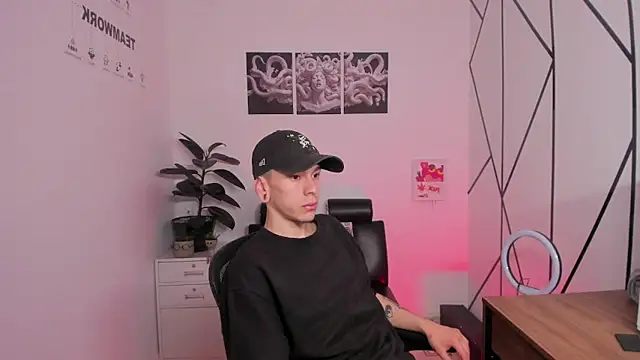 Snapshot of James_Adams_01 chatting on 20, 11, 2025 James Adams 01 online show from 20, 11, 2025