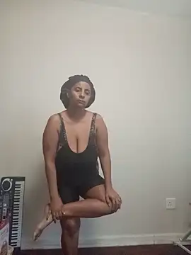 Snapshot of LaReineCleo chatting on 4, 6, 2026 LaReineCleo online show from 4, 6, 2026
