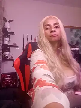 Snapshot of LaReineCleo chatting on 10, 6, 2026 LaReineCleo online show from 10, 6, 2026