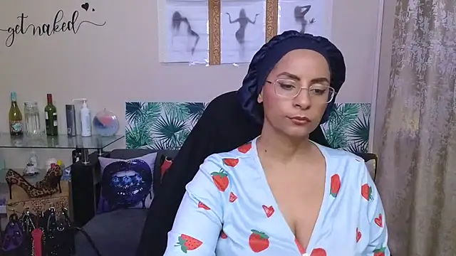 Snapshot of LaReineCleo chatting on 19, 6, 2026 LaReineCleo online show from 19, 6, 2026
