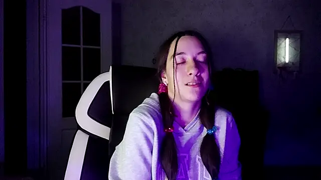 Snapshot of NildaGerrero chatting on 20, 11, 2025 NildaGerrero online show from 20, 11, 2025