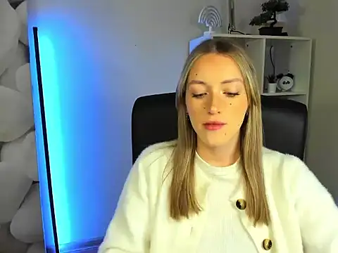 EvelynBlond online show from 25, 11, 2025