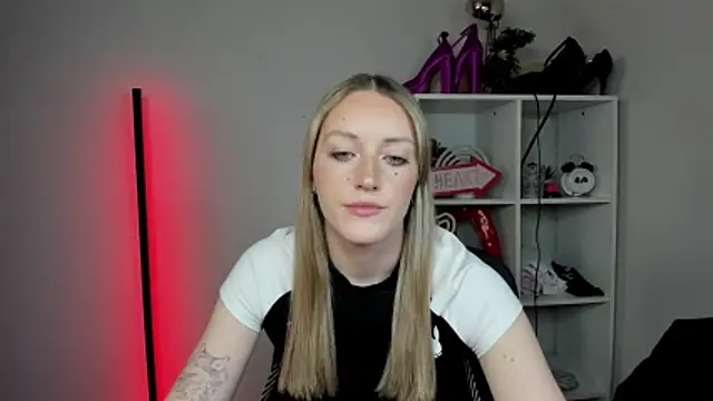 Snapshot of EvelynBlond chatting on 21, 4, 2026 EvelynBlond online show from 21, 4, 2026