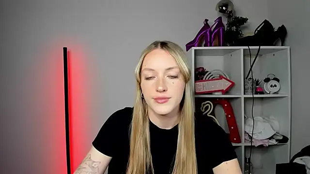 Snapshot of EvelynBlond chatting on 4, 5, 2026 EvelynBlond online show from 4, 5, 2026
