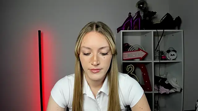 Snapshot of EvelynBlond chatting on 6, 5, 2026 EvelynBlond online show from 6, 5, 2026