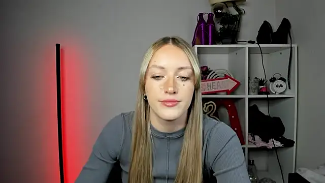 Snapshot of EvelynBlond chatting on 11, 5, 2026 EvelynBlond online show from 11, 5, 2026