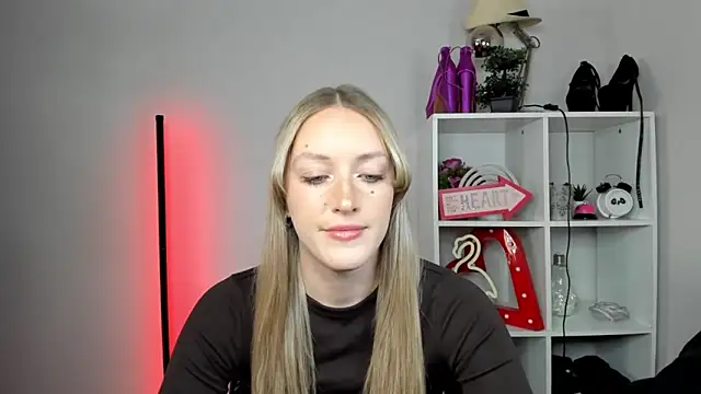 Snapshot of EvelynBlond chatting on 14, 5, 2026 EvelynBlond online show from 14, 5, 2026