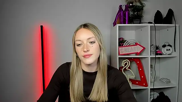 Snapshot of EvelynBlond chatting on 19, 5, 2026 EvelynBlond online show from 19, 5, 2026