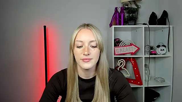 Snapshot of EvelynBlond chatting on 20, 5, 2026 EvelynBlond online show from 20, 5, 2026
