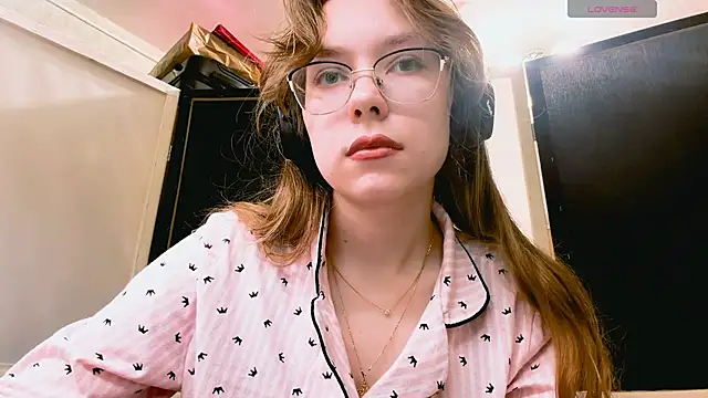 Snapshot of LouettaTornese chatting on 24, 11, 2025 LouettaTornese online show from 24, 11, 2025