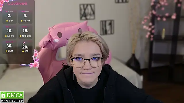 Megan Lora online show from 23, 11, 2025