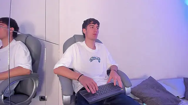 Snapshot of Emir_Ozan_ chatting on 21, 11, 2025 Emir Ozan online show from 21, 11, 2025