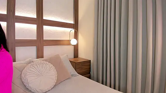 SarhaVega online show from 5, 4, 2026