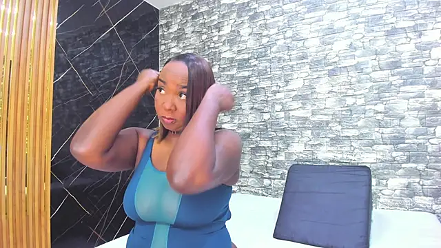 Snapshot of ZoeCollin chatting on 5, 12, 2025 ZoeCollin online show from 5, 12, 2025