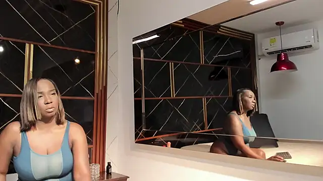 Snapshot of ZoeCollin chatting on 18, 12, 2025 ZoeCollin online show from 18, 12, 2025