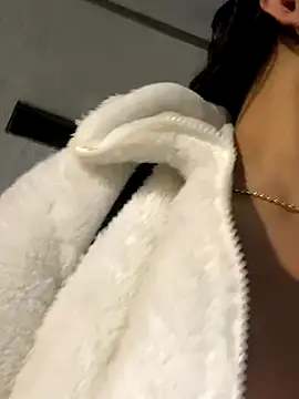 MelissaGill  online show from 4, 12, 2025