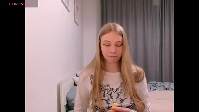  Milana Sparkl75  online show from 3, 12, 2025