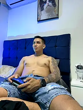 Snapshot of OliverWest04 chatting on 1, 12, 2025 OliverWest04 online show from 1, 12, 2025