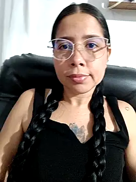 Snapshot of KarelysAC chatting on 1, 12, 2025 KarelysAC online show from 1, 12, 2025