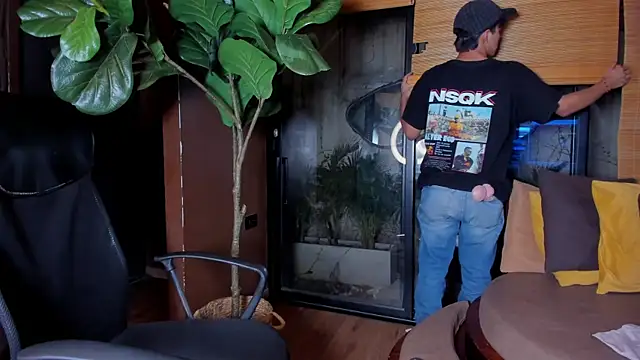 Snapshot of isaac_grimm chatting on 7, 4, 2026 isaac grimm online show from 7, 4, 2026