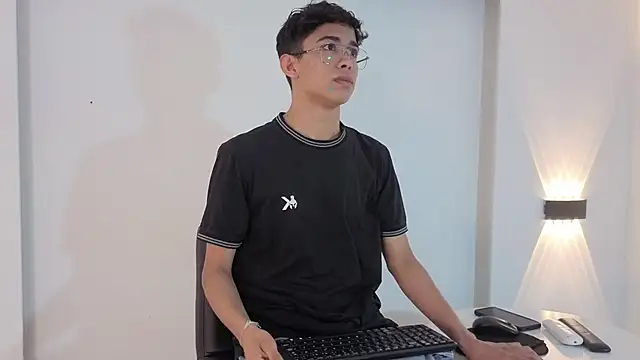 Snapshot of CharmingJeremy_ chatting on 1, 12, 2025 CharmingJeremy online show from 1, 12, 2025