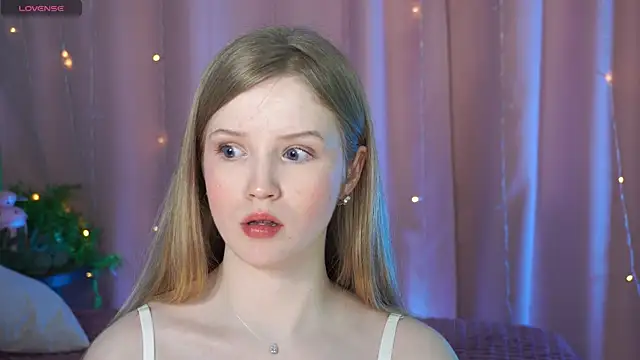 Snapshot of LilianHoward chatting on 19, 12, 2025 LilianHoward online show from 19, 12, 2025