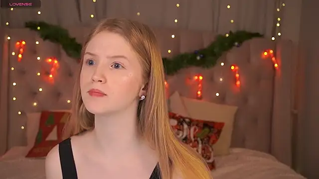 Snapshot of LilianHoward chatting on 21, 12, 2025 LilianHoward online show from 21, 12, 2025