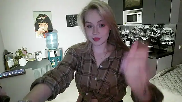 LunaPeony online show from 4, 2, 2026