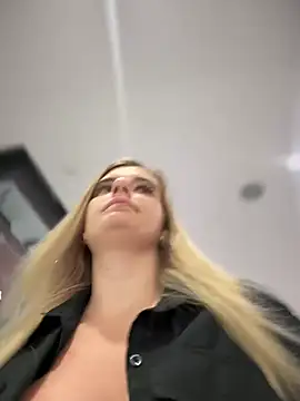 Snapshot of Betsy chatting on 4, 2, 2025 Betsy online show from 4, 2, 2025