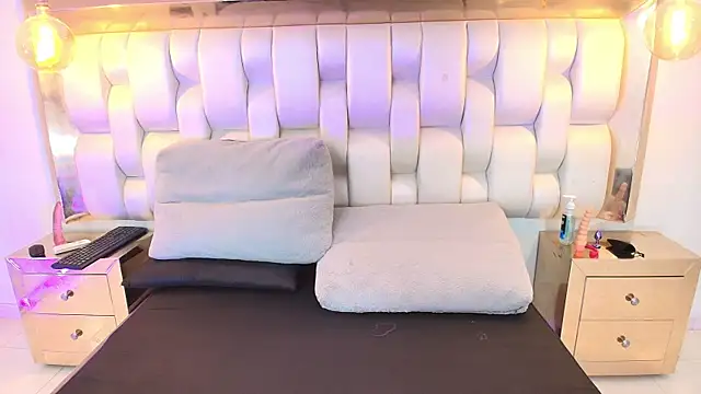 Snapshot of AprillRoss chatting on 5, 1, 2026 AprillRoss online show from 5, 1, 2026