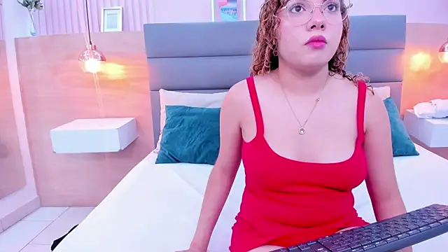 Snapshot of abril_dolly chatting on 18, 12, 2025 abril dolly online show from 18, 12, 2025