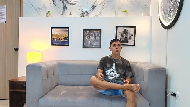 Snapshot of YOUNG_GUYS1 chatting on 18, 12, 2025 YOUNG GUYS1 online show from 18, 12, 2025