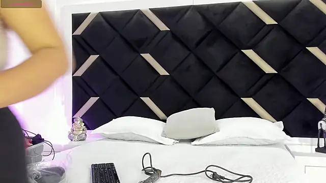 Lunara Vall online show from 1, 4, 2026