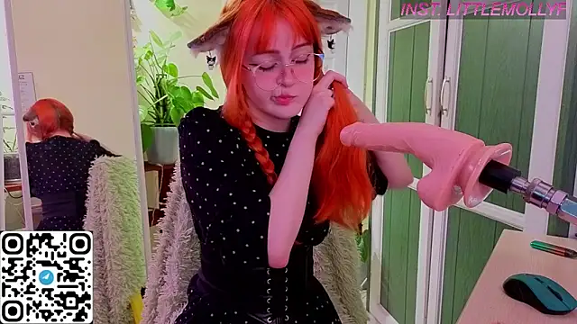 Snapshot of LittleFoxHole chatting on 6, 5, 2026 LittleFoxHole online show from 6, 5, 2026