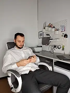 Lovebackground online show from 4, 12, 2024