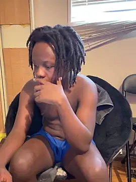 Snapshot of YourLittleBoyfriend chatting on 13, 12, 2025 YourLittleBoyfriend online show from 13, 12, 2025