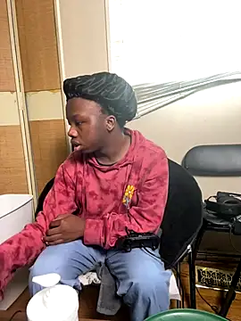 Snapshot of YourLittleBoyfriend chatting on 17, 12, 2025 YourLittleBoyfriend online show from 17, 12, 2025