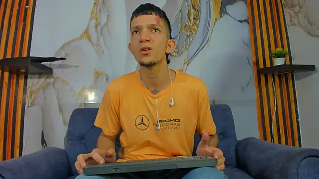 Snapshot of Straight_Guy22 chatting on 18, 12, 2025 Straight Guy22 online show from 18, 12, 2025