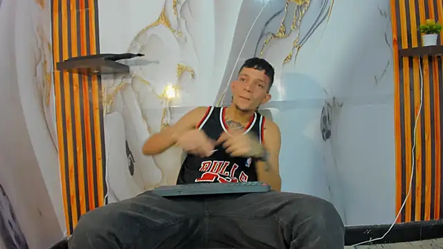 Snapshot of Straight_Guy22 chatting on 19, 12, 2025 Straight Guy22 online show from 19, 12, 2025