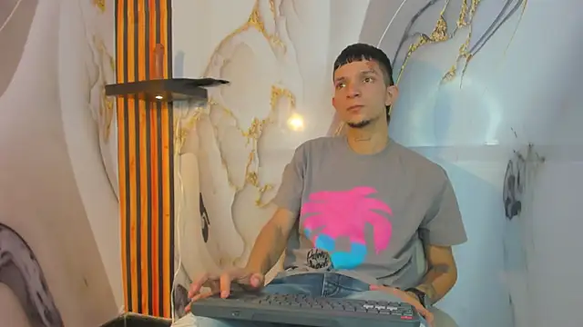 Snapshot of Straight_Guy22 chatting on 21, 12, 2025 Straight Guy22 online show from 21, 12, 2025