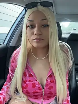 Snapshot of SassyDolphin chatting on 17, 12, 2025 SassyDolphin online show from 17, 12, 2025