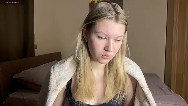 Snapshot of SkyeDavis chatting on 4, 2, 2026 SkyeDavis online show from 4, 2, 2026