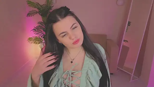 Mia Evelyn online show from 22, 12, 2025