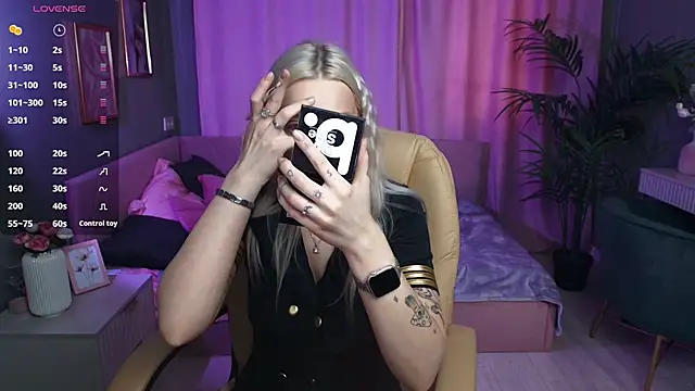 Leslie Caronn online show from 13, 4, 2026