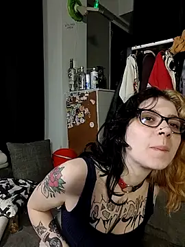 Snapshot of whatevaandissues chatting on 13, 4, 2026 whatevaandissues online show from 13, 4, 2026