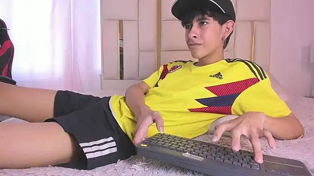 Snapshot of julian_xx chatting on 7, 7, 2026 julian xx online show from 7, 7, 2026