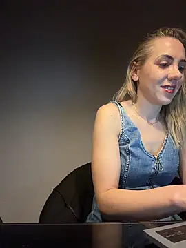 Snapshot of ElenaWhitmore chatting on 1, 5, 2026 ElenaWhitmore online show from 1, 5, 2026